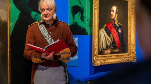 Rainer Künnecke verkleidet als alter Hofmarschall in der Ausstellung "Vier Kutschen, ein Königreich"