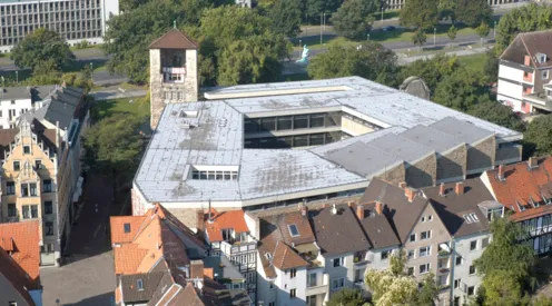 Der Beginenturm und das Historische Museum Hannover vom Dach der Marktkirche aus gesehen.