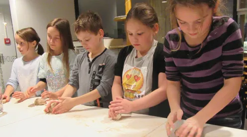 Kindergeburtstag Hygiene - Kinder beim Seife kneten