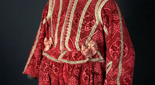 Detail vom Wams und der Hose von Moritz aus Buxtehose aus rotem Seidensamt 