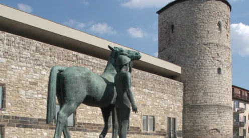 Das Historische Museum am Hohen Ufer mit der Skulptur "Mann mit Pferd" von Hermann Scheuernstuhl, 1957