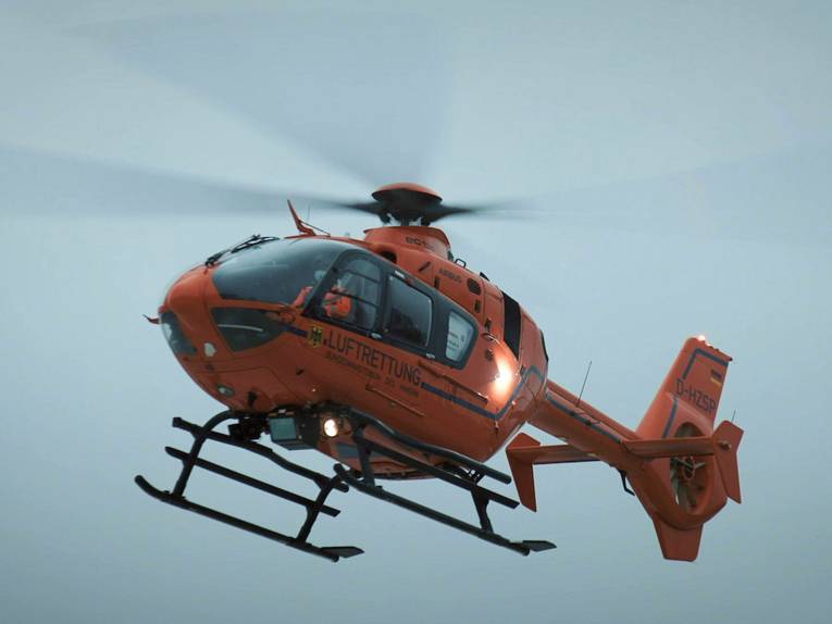 Fliegender Rettungshubschrauber