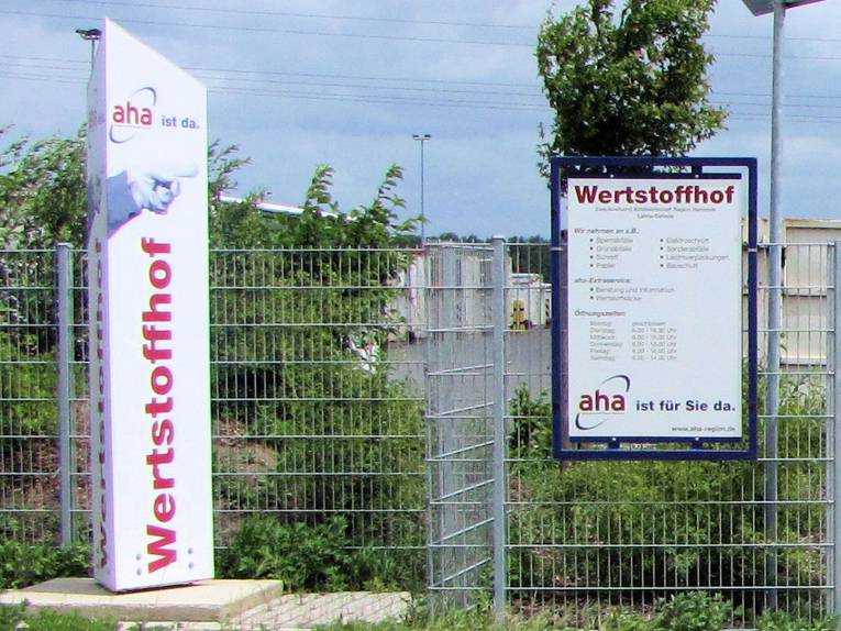 Schild und Stele mit der Aufschrift "Wertstoffhof"